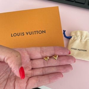 ESSENTIAL V STUD EARRINGS